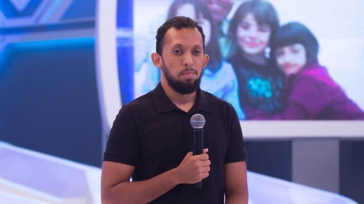 No palco do programa, o professor de Ciências e Biologia da rede pública de Pernambuco, Arthur Cabral, de 29 anos, deu um grande show de exemplo na pandemia. Ele chega a pedalar até sete quilômetros para levar a lição de casa a alunos que não têm acesso à internet