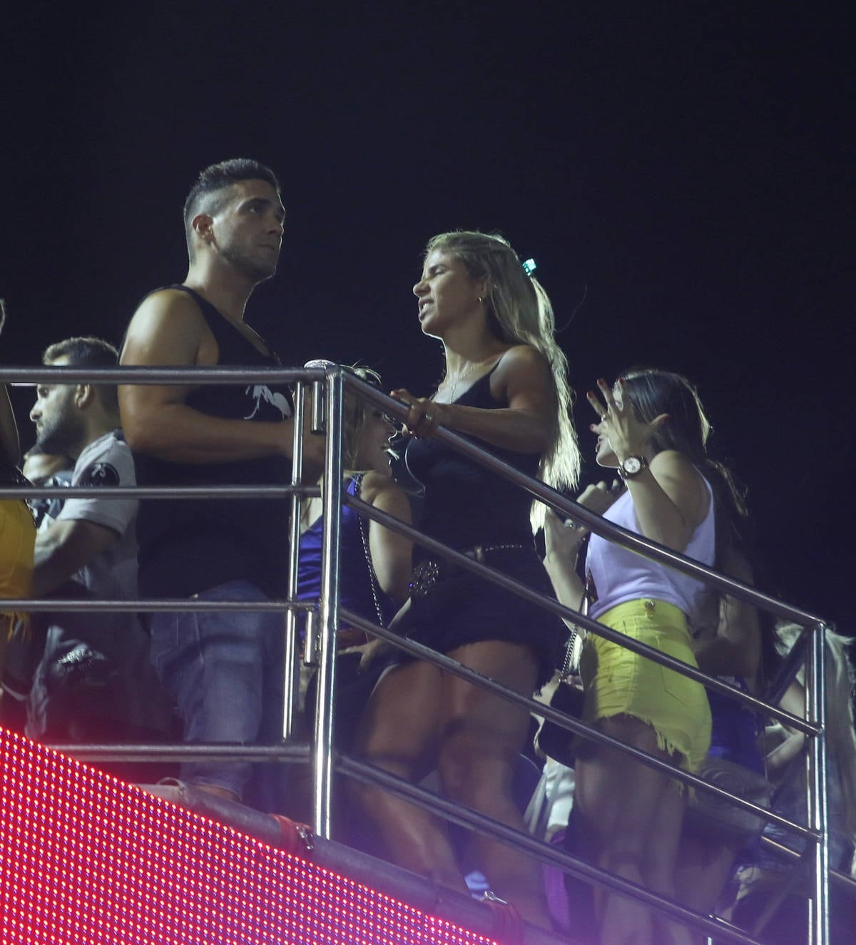 O apresentador curtiu a folia batendo papo com a assessora Raquel Baroni