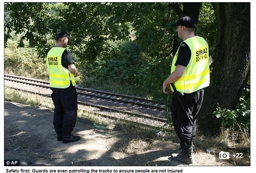 Os objetos foram encontrados na colina de Walbrzych, na Polônia. O interesse pelo local aumentou nas últimas semanas após a divulgação de que dois homens haviam "descoberto" uma trem nazista escondido em um túnel secreto debaixo da colina