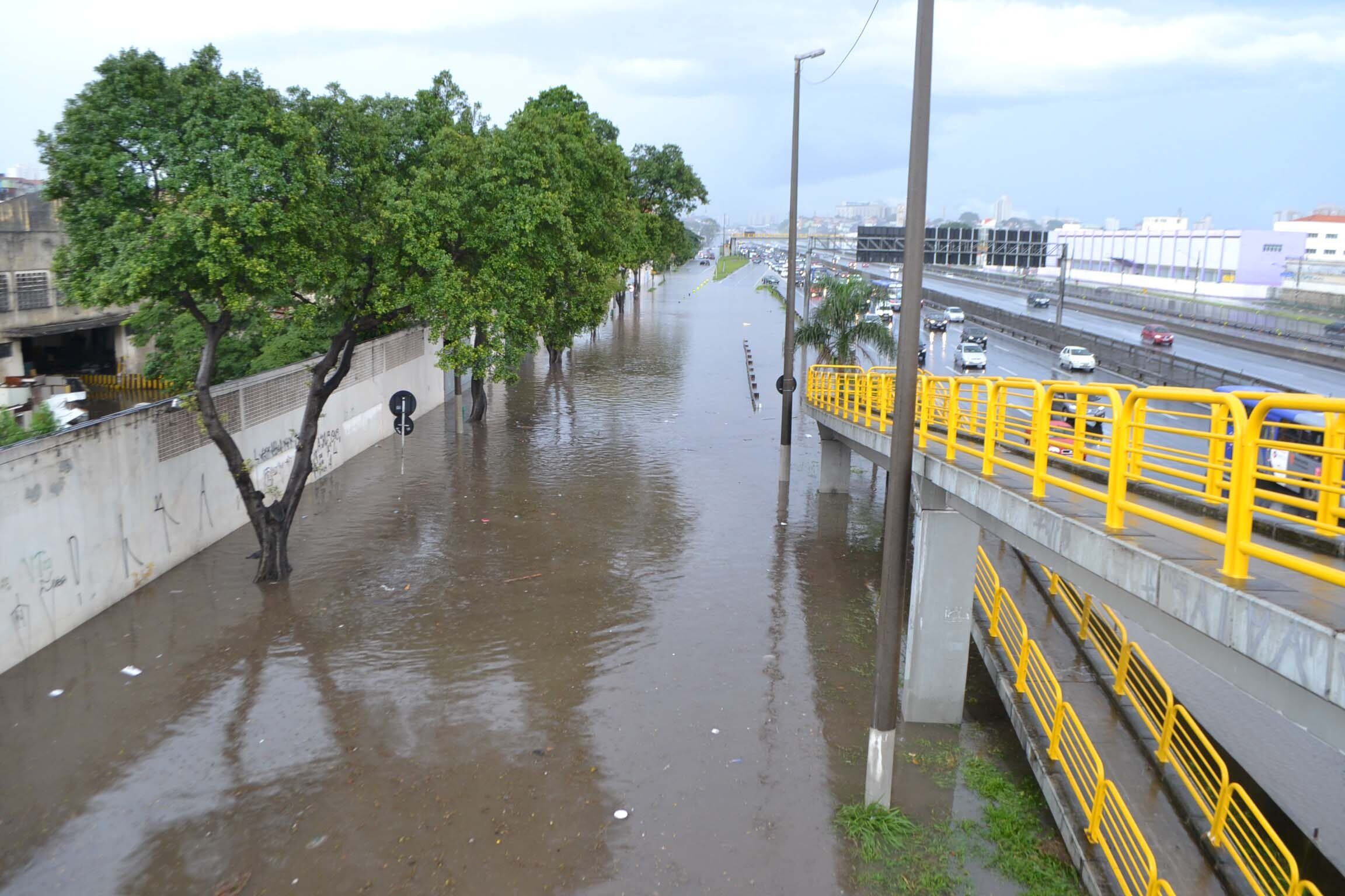 Ponto de alagamento registrado na rodovia Presidente Dutra, em São Paulo