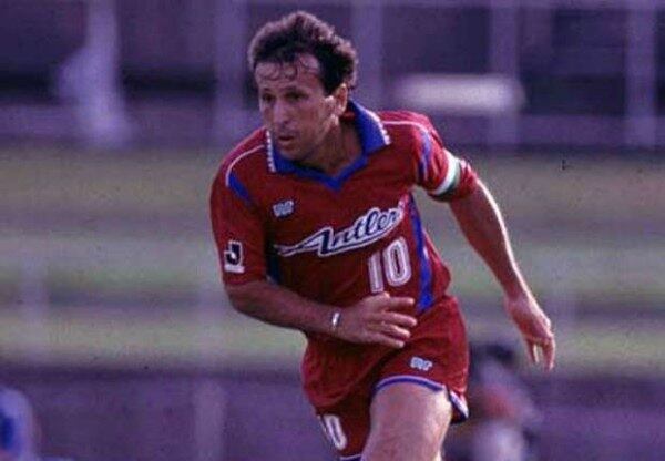 Em 1991, Zico fechou com o Kashima Antlers, clube pelo qual encerrou sua carreira, em 1994. No Kashima, o Galinho de Quintino se tornou ídolo