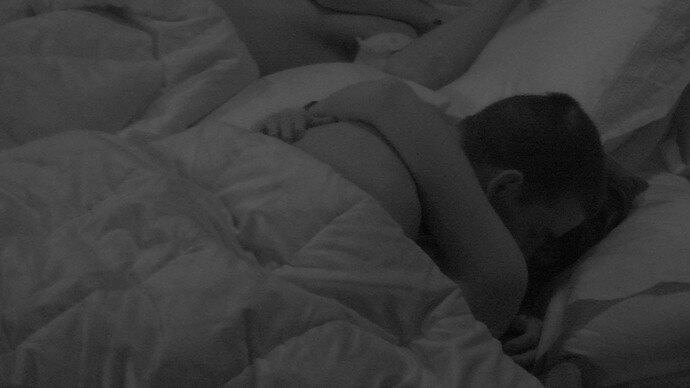 Assim como o irmão gêmeo, Manoel aproveitou a noite para ficar ao lado de Vivian. Sem se importar com as câmeras, eles trocaram diversos carinhos no local 