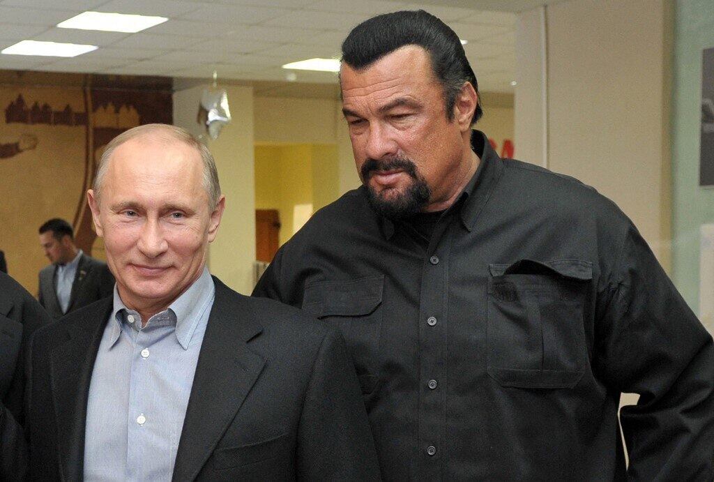 O presidente russo, Vladimir Putin, homenageou, nesta segunda-feira (27), o ator americano Steven Seagal, astro de Hollywood que recentemente se tornou um defensor do líder do Kremlin e da guerra na Ucrânia