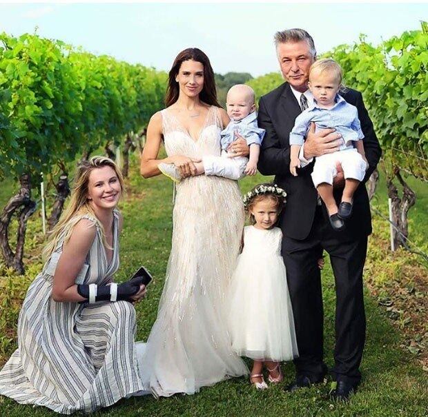 Alec Baldwin, de 59 anos, renovou os votos de casamento com a esposa Hilaria, de 33. Os dois estão juntos oficialmente há cinco anos e são pais de três filhos: Carmen, de 3 anos, Rafael, de 1 ano, e Leonardo, de 9 meses. Ireland Baldwin, filha do ator com Kim Basinger, também prestigiou a celebração