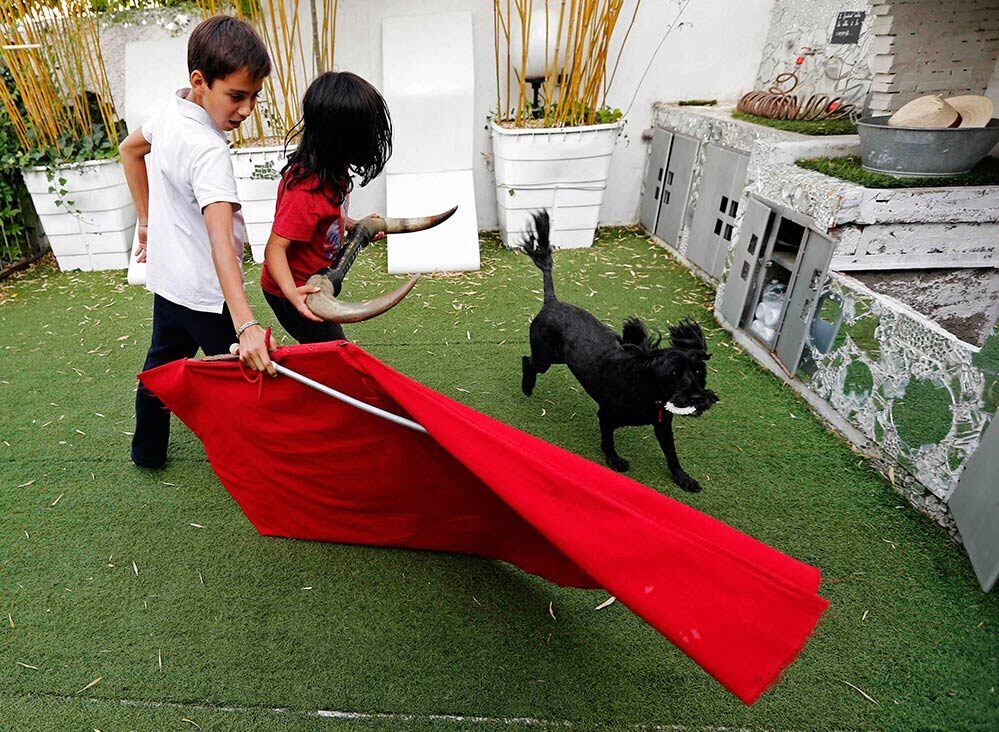 Solal e Nino estão matriculados em escolas públicas
francesas, mas têm apenas uma coisa em mente: as touradas.
Solal (esq.) já participa das aulas há três anos, enquanto
Nino é aluno do centro há um ano