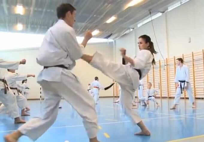 A agilidade no chute frontal é uma de suas marcas no esporte. Ela treina forte e tem uma elasticidade de gata