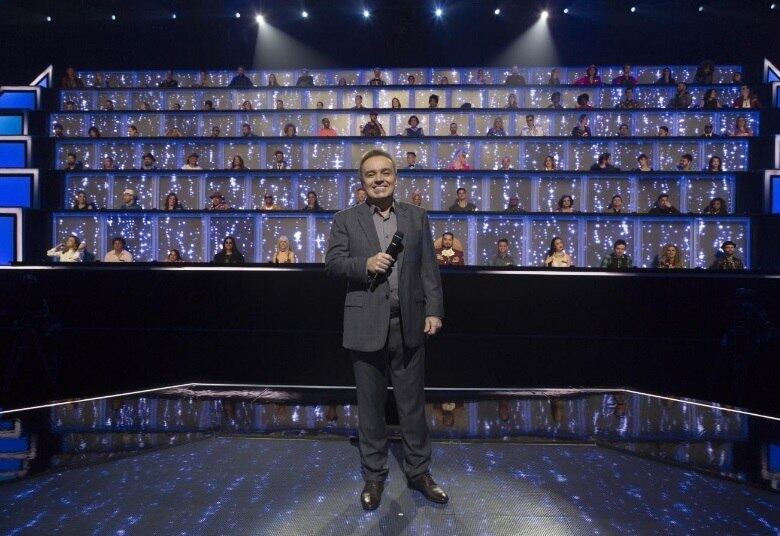 No programa, os competidores precisam fazer apresentações vocais incríveis para impressionar os 100 jurados que compõem um dos maiores painéis já vistos na TV mundial. Se qualquer um deles gostar, pode se levantar e cantar junto com o competidor. Quanto maior o número de jurados em pé, mais pontos o participante faz na rodada. Um jurado em pé é igual a um ponto somado