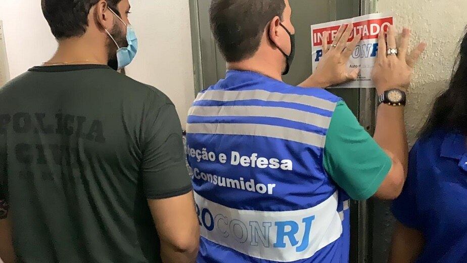 Fiscais interditaram quatro clínicas
