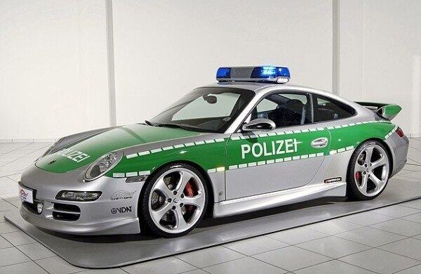 Usado pela polícia alemã, este exemplar do Porsche 911 Carrera S chega a quase 300 km/h de velocidade final — imagine uma perseguição a essa velocidade?
