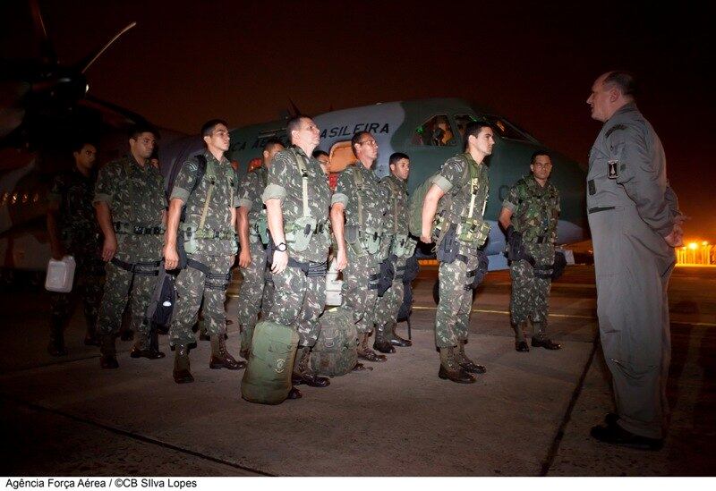 Para o caso dessa invasão zumbi, a FAB recomenda que o brasileiro "mantenha-se
em forma"