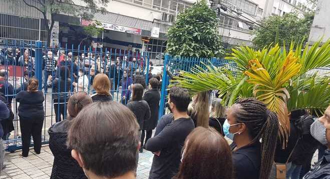 Manifestantes contaram com um carro de som na concentração dos funcionários