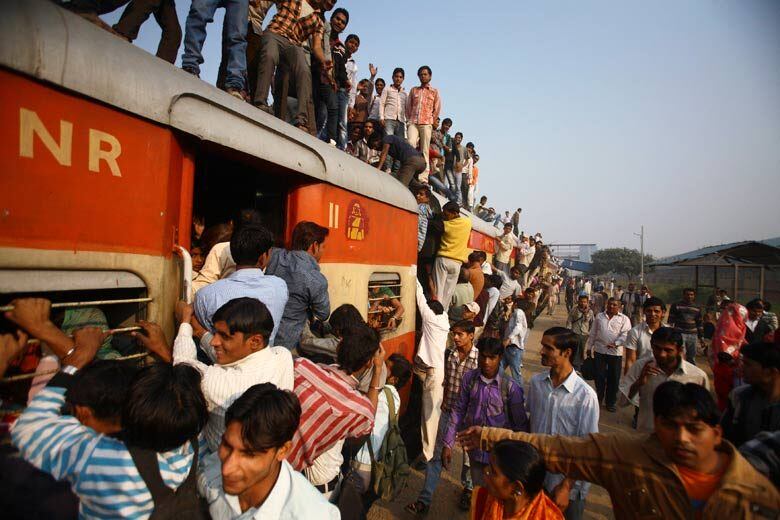 

Quase todas as ferrovias em operação na Índia são administradas pela
empresa estatal Indian Railways.

Ela possui cerca de 9.000 trens e transporta mais de 20
milhões de passageiros por dia.

As viagens são realizadas em trens lotados e sem condições de segurança, muitas vezes com pessoas penduradas do lado de fora e acima dos vagões (foto)
