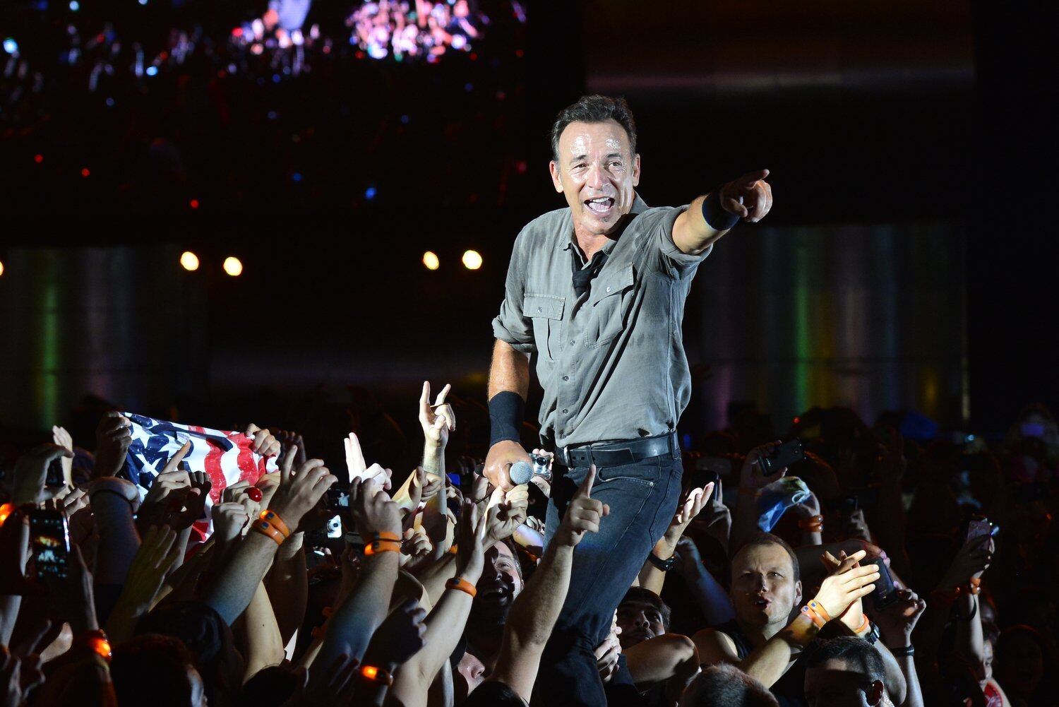 O roqueiro falou bastante com a plateia e, na maioria das vezes, em português.

— Vou fazer uma pergunta: vocês estão sentindo o astral?

Logo em seguida ele começou a cantar Spirit In The Night e levou todos à loucura