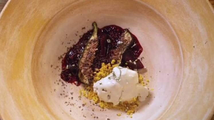 “Para ficar ruim, tem que melhorar”. A frase de Bronze
acabou deixando o time verde desnorteado. Quando experimentou a sobremesa de frutas
vermelhas, crocante de milho, sorvete de queijo e raspas de chocolate 70% parece que não agradou!