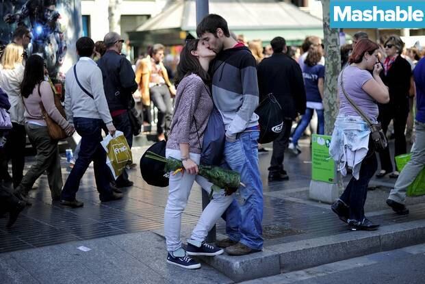 Um beijo casal em Las Ramblas, em Barcelona durante o dia de São Jorge. Tradicionalmente os homens dão rosas as mulheres e as mulheres um livro aos homens para celebrar o feriado catalão também conhecido como "O dia da rosa" ou "O dia do livro"
