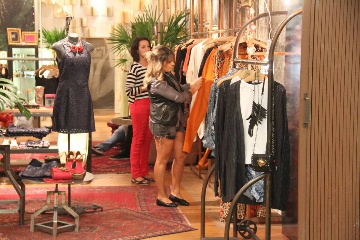A atriz observou várias lojas