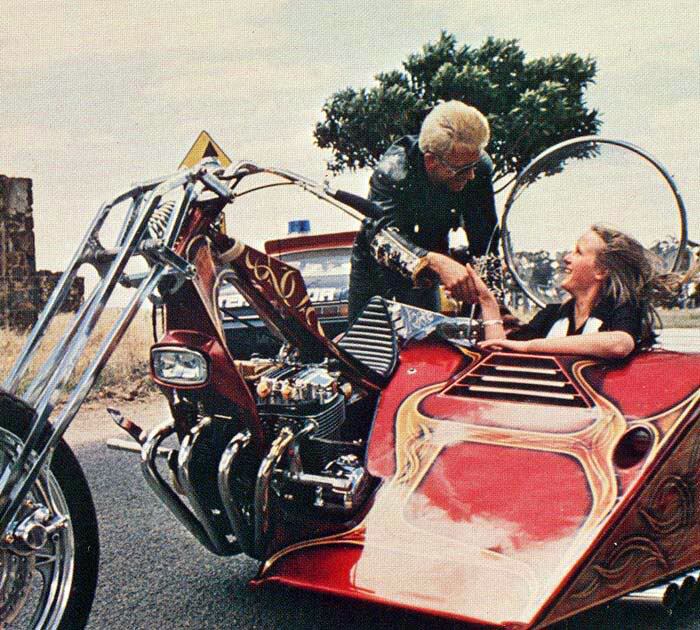 E aos que pensam que as trikes são coisa moderna, esta da foto é do filme Mad Max, de 1979, um marco do cinema