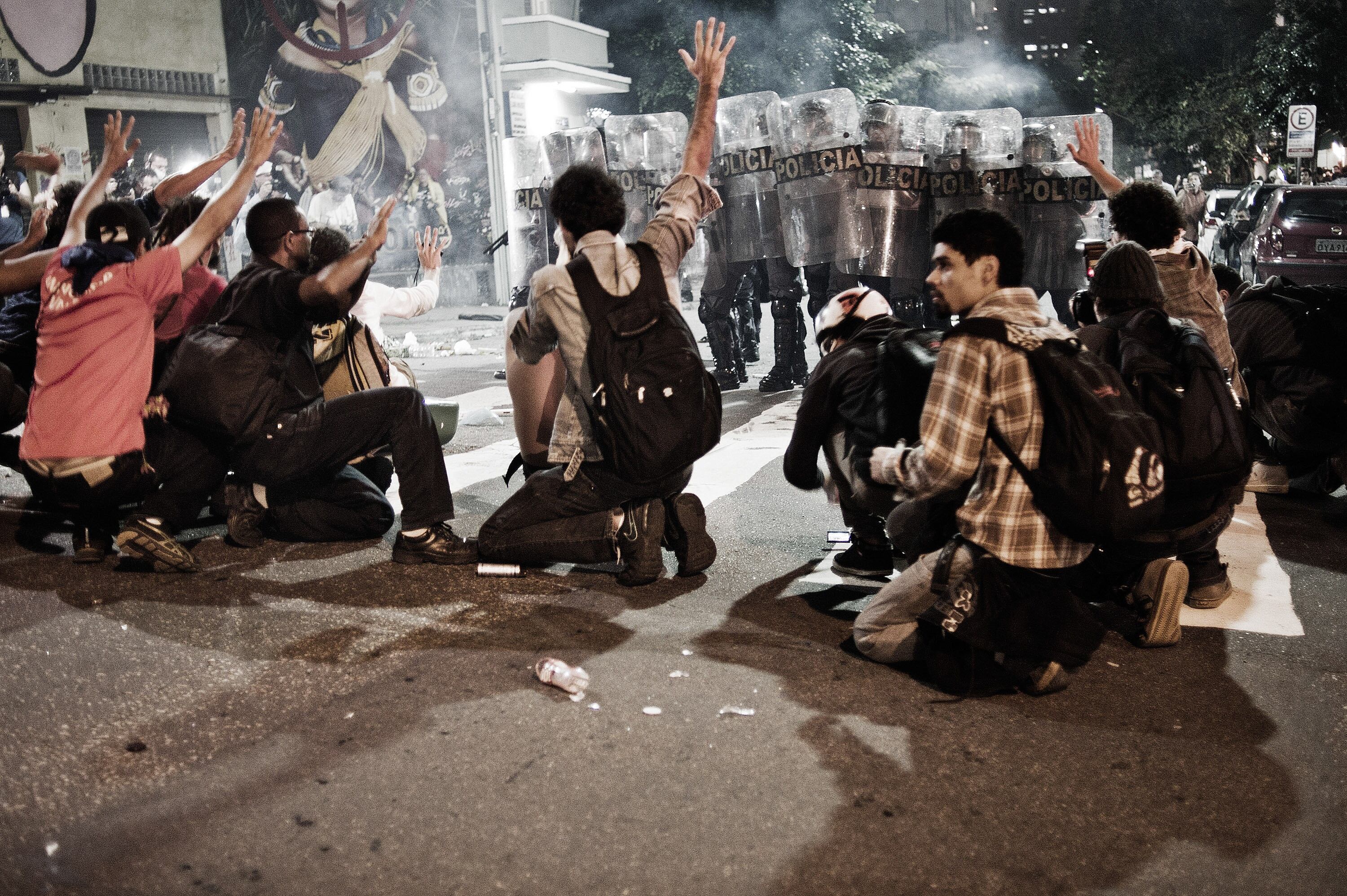 Apesar de utilizado pelos manifestantes para “amenizar” os
efeitos do gás, a química Carolina Penteado diz que o uso da substância não
ajuda e também “não é indicado”.
— Não faz sentido uma pessoa usar o vinagre, pois ele é um
ácido e ainda pode causar alergias e irritação na pele