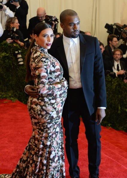 E foi também na edição 2013 do baile de gala que Kim Kardashian apareceu com uma roupa que parecia um estofado de sofá