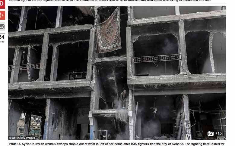 Esta mulher varre sua casa, na tentativa de conseguir o mínimo de organização em meio aos escombros