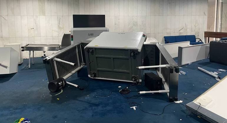 Detectores de metais destruídos no Senado Federal