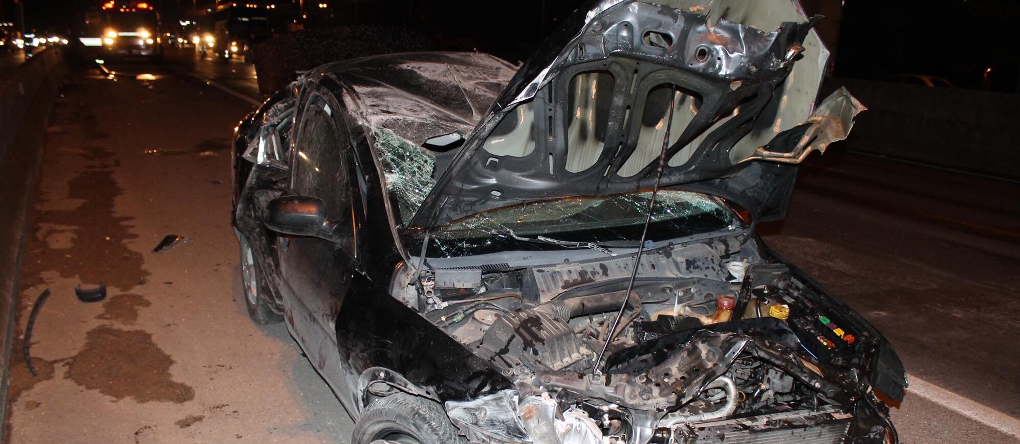 Carro fica completamente destruído após bater em mureta da rodovia Fernão Dias