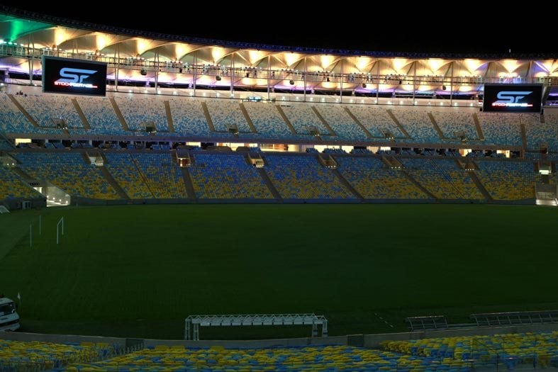 No quesito futebol, o estádio recebeu 396 refletores, cada um com dois
mil watts, que proporcionam visibilidade total do campo. A estreia
oficial do Maracanã com sua capacidade máxima de torcedores, 78.639
torcedores, em 2 de junho, no amistoso entre Brasil e Inglaterra