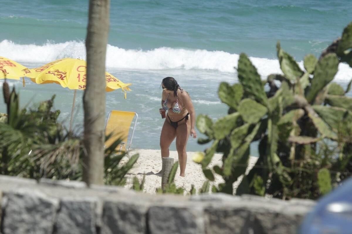 Mulher Melancia vai à praia da Reserva no Rio
