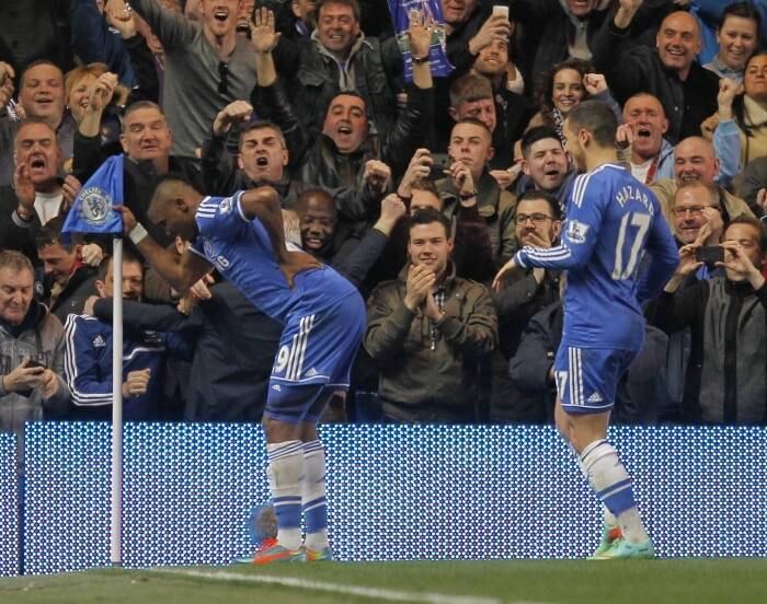 No principal jogo do futebol europeu deste sábado (8), o camaronês Samuel Eto’o foi o grande destaque da goleada do Chelsea sobre o Tottenham por 4 a 0, no Stanford Bridge. Ao marcar o primeiro gol do dérbi de Londres, o atacante de 32 anos imitou um idoso na bandeirinha de escanteio, em clara resposta às acusações de ter falsificado a idade