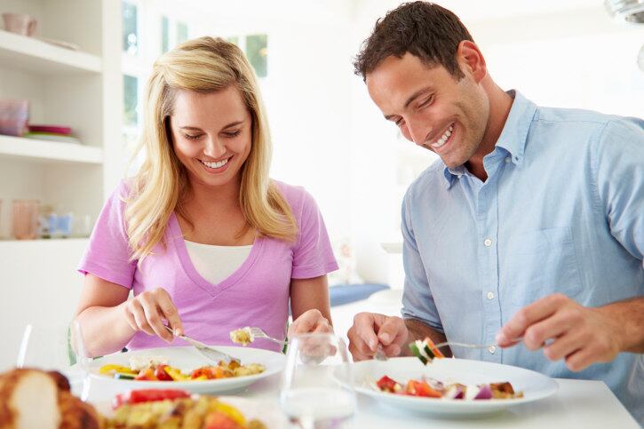 Coma em casa

Tente fazer refeições em casa pelo menos cinco dias por semana. Cozinhar pode ser mais fácil do que você pensa. Alimentos bons para fazer refeições rápidas são: carne magra, verduras lavadas, legumes pré-cortados, tiras de frango cozidos ou salmão grelhado


