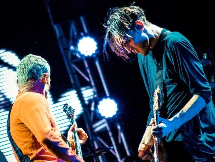 Flea e Josh Klinghoffer com o Red Hot Chili Peppers