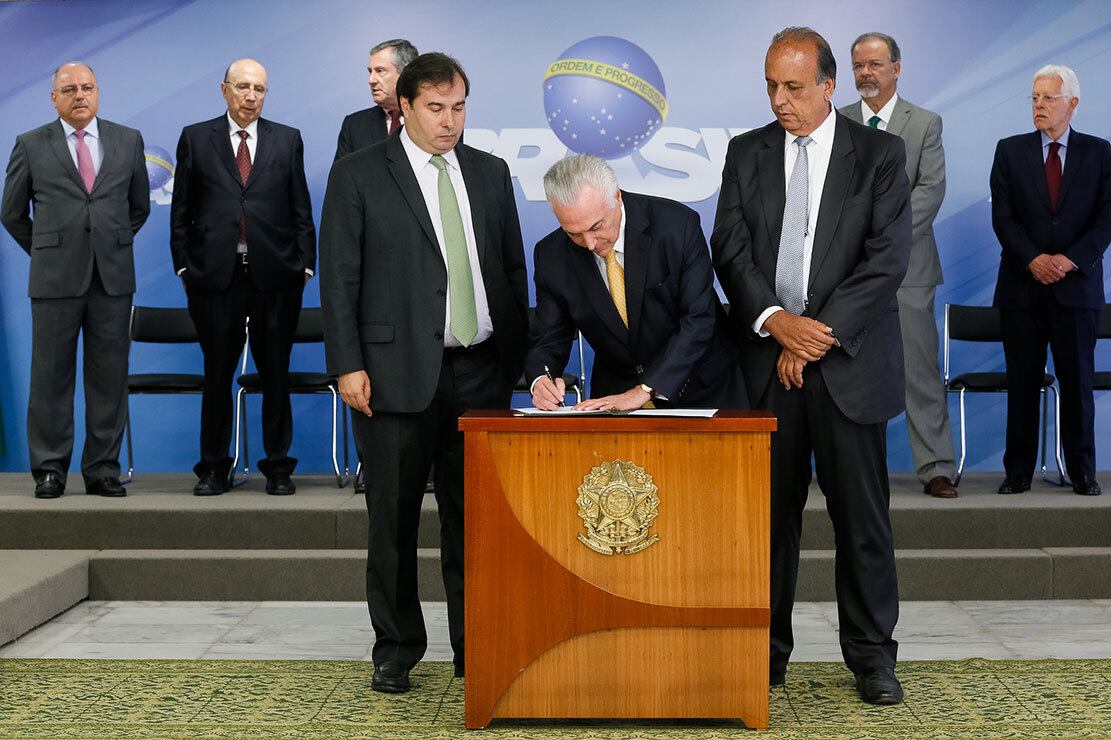 Temer assina intervenção no Rio ao lado do governo Luiz Fernando Pezão (d) e autoridades