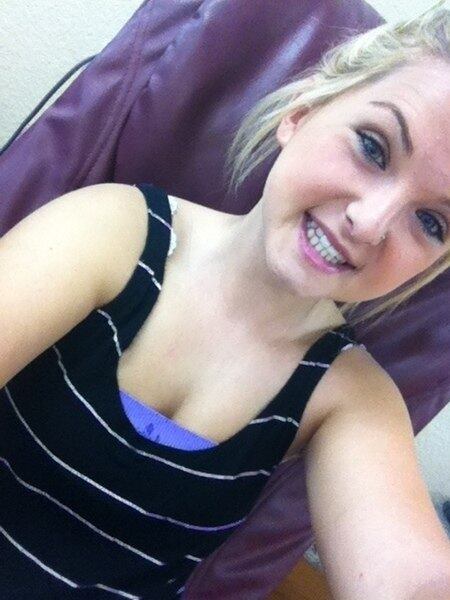 Após
ser mantida cativa por cerca de uma semana, a adolescente Hannah Anderson
finalmente conseguiu escapar. A jovem de 16 anos compartilhou sua história
usando a rede social Ask.fm. Hannah foi salva no último sábado (10), após ter
ficado presa por seis dias na casa de James Lee DiMaggio (40 anos), um amigo da
família. Saiba
mais sobre o caso nas imagens