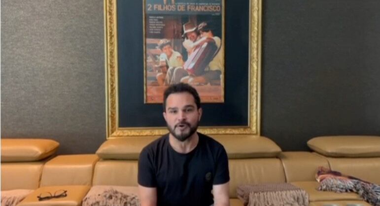 Em um depoimento exclusivo ao Balanço Geral, Luciano
comentou o acidente: "Foi em um dos galpões que tenho em Goiânia. Destruiu tudo.
Quase ninguém ficou sabendo, apenas algumas pessoas mais próximas, entre elas,
o Kiko, do KLB, e ele me presenteou com todos os discos de ouro, diamante e platina, que
o pai dele, como nosso empresário, também ganhava".