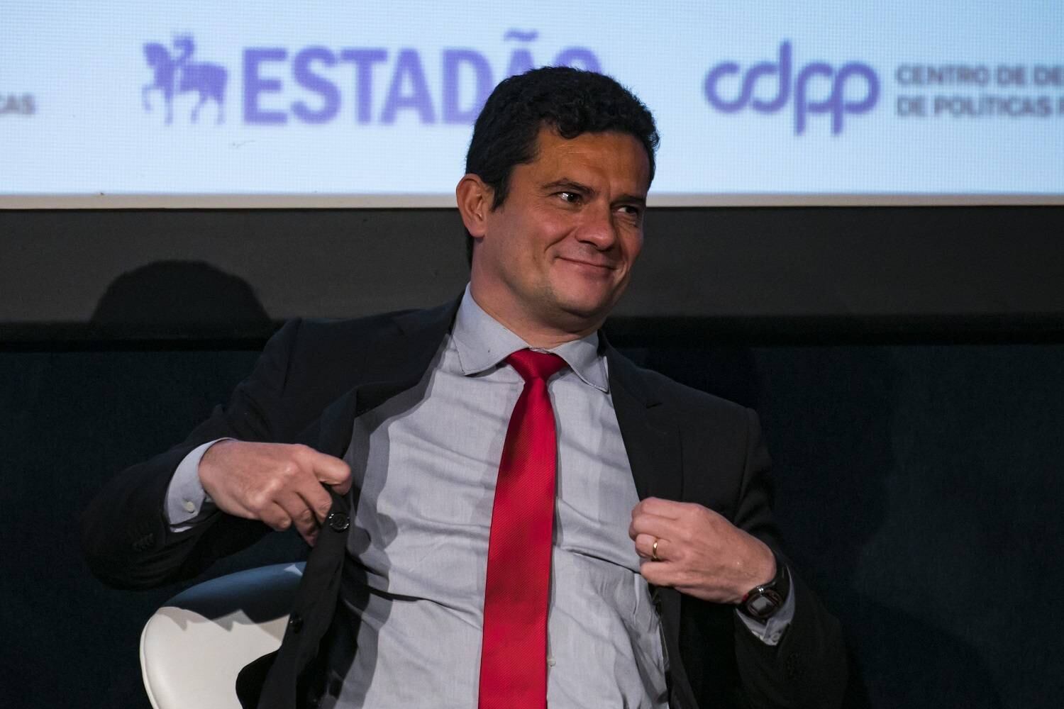 Mesmo possuindo imóvel em Curitiba, o juiz Sérgio Moro recebe desde 2014 o benefício mensal, no valor de R$ 4.378 (R$ 52,5 mil por ano), segundo reportagem do jornal Folha de S.Paulo. O TRF4 (Tribunal Regional Federal da 4ª Região) disse que o pagamento ao juiz Sérgio Moro segue todas as determinações legais