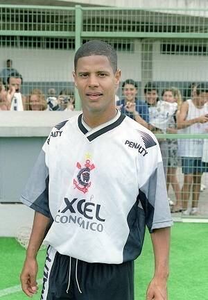 Ninguém é mais lembrado na história recente do Corinthians por cobranças de falta do que Marcelinho Carioca. O pé de Anjo tinha uma precisão incrível em seus chutes