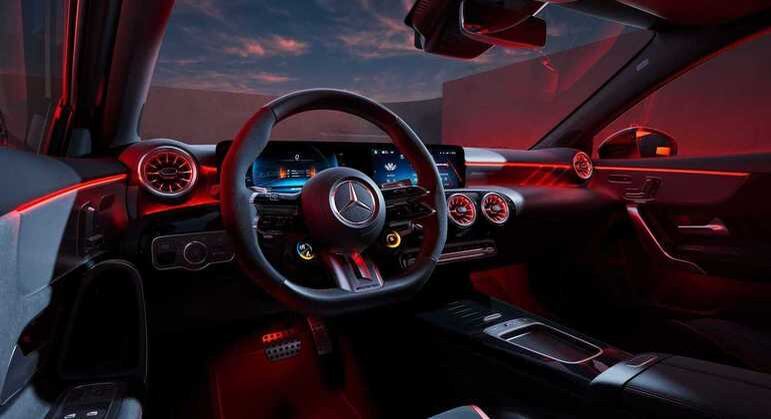 Interior tem painel de instrumentos de 7 polegadas e central multimídia de 10,25 polegadas