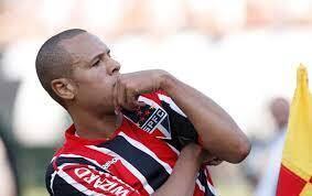 Luis Fabiano já é um veterano, mas tem chances de ser convocado neste começo de trabalho de Dunga