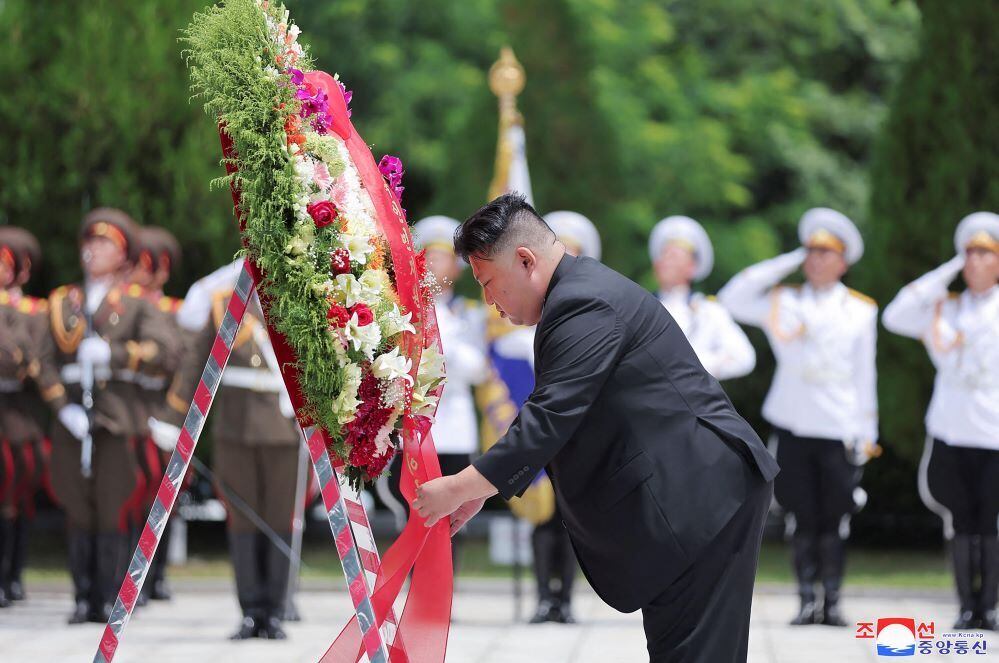 Neste dia 27 de julho comemoram-se os 70 anos da assinatura do armistício (fim das hostilidades) que pausou a Guerra da Coreia, em 1953 — tecnicamente, os dois países ainda estão em guerra. E Kim Jong-un, líder da Coreia do Norte, participou de um evento comemorativo da data nesta terça-feira (25). A foto mostra o ditador em visita ao cemitério Mártires da Guerra de Libertação da Pátria