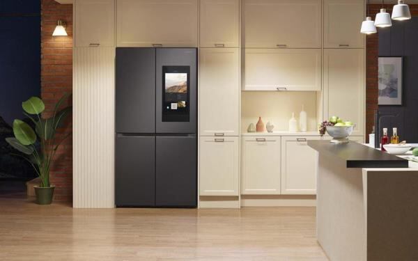 A Samsung apresentou seu novo refrigerador inteligente, que faz parte do Family Hub. Através dele, se conecta a um aplicativo que recomenda receitas e planos de refeição semanais, além de enviar instruções de cozimento para outros apraelhos sincronizados