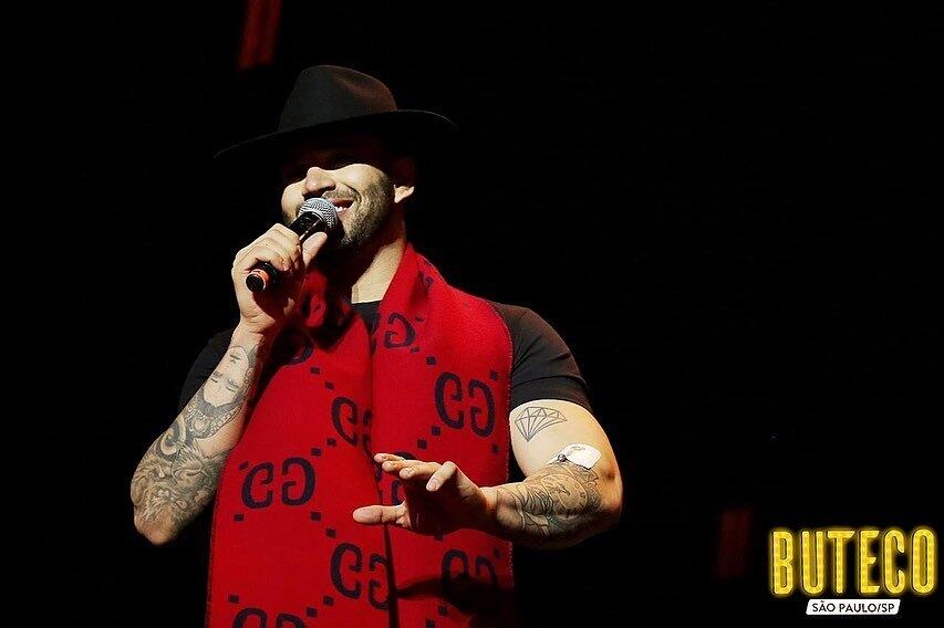 Gusttavo se apresentou com acesso no braço
