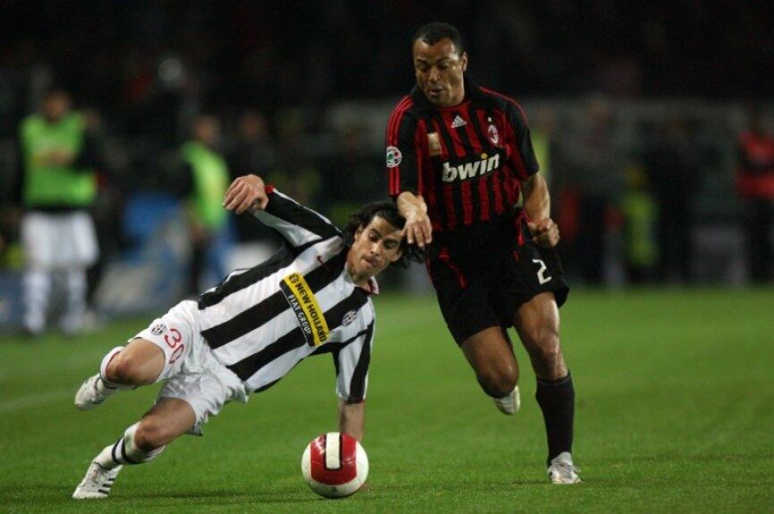Capitão do penta e um dos maiores laterais direitos da história do Brasil, Cafú passou grande parte de sua carreira na Itália. E foi defendendo as cores do Milan que conquistou os principais títulos atuando por clubes. Vestiu 161 vezes a camisa dos rossoneros, marcando 4 gols. Venceu a Serie A (2003-04), a Supercopa Italiana (2004); a Liga dos Campeões (2006-07), a Supercopa (2003 e 2007) e o Mundial de Clubes (2007) (Foto: GIUSEPPE CACACE / AFP)