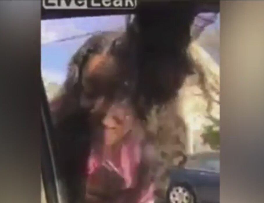 Um vídeo publicado no portal LiveLeak mostra uma mulher sendo arrastada pelos cabelos de um carro em movimento nos Estados Unidos