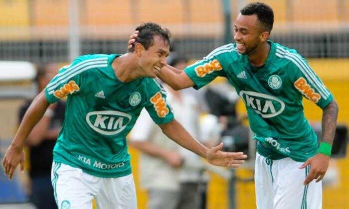 Vinicius e Wesley são amigos dentro do Palmeiras