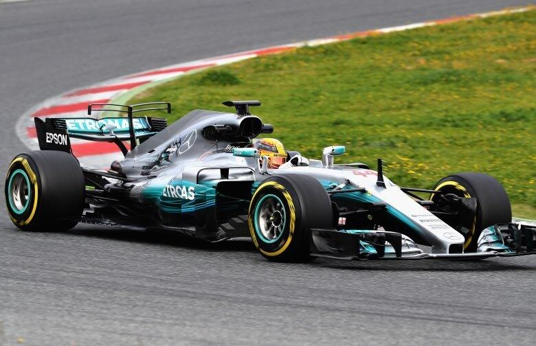 Além de desbancar Hamilton nesta terça, o piloto da Ferrari tratou de cravar o melhor tempo dos testes realizados até agora, com a marca de 1min20s960. Na segunda-feira, o inglês registrara 1min21s765 como melhor tempo do dia. Nesta terça, Hamilton foi mais veloz do que na segunda, com 1min20s983, porém insuficiente para superar Raikkonen