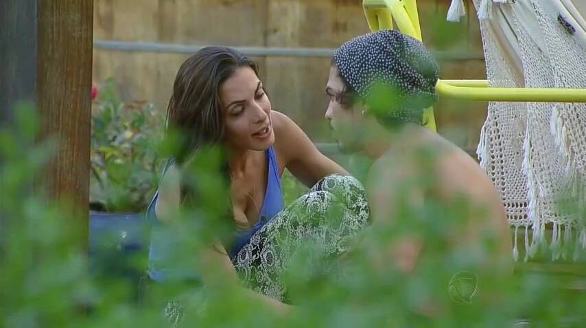 — Só recebi elogios da Carla, em momento algum alguém criticou, quase ninguém falou mal dela. Meus pacientes também a elogiavam. Ela não foi contra o grupo, eles que a atacaram quando ela falou que poderia votar em alguém. Outros participantes também fizeram isso. Em momento algum ela votou em alguém do grupo. Tiveram uma forma de jogar que ela não consegue seguir. 
