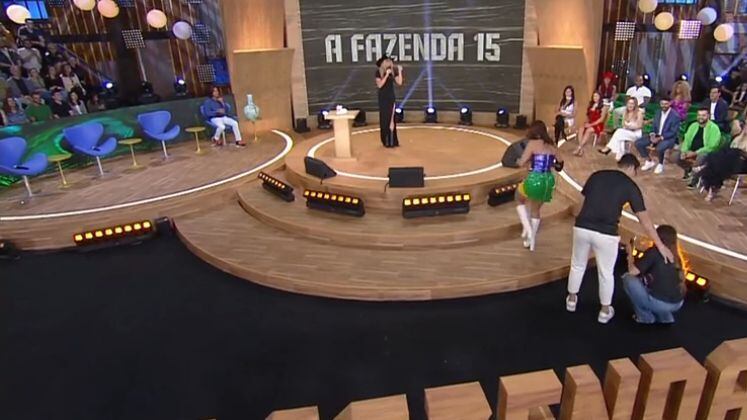 Jaquelline Grohalski estava super ansiosa para abraçar a dona Geni, que acabou agarrando a mãe com tudo! "Você arrancou o brinco da orelha da sua mãe, Jaque", apontou Galisteu chocada. A mamãe encontrou o acessório no chão em meio às risadas!