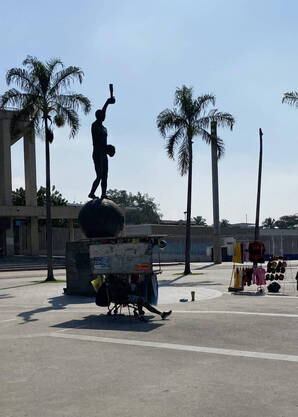 Ambulantes ficam perto da estátua do Bellini