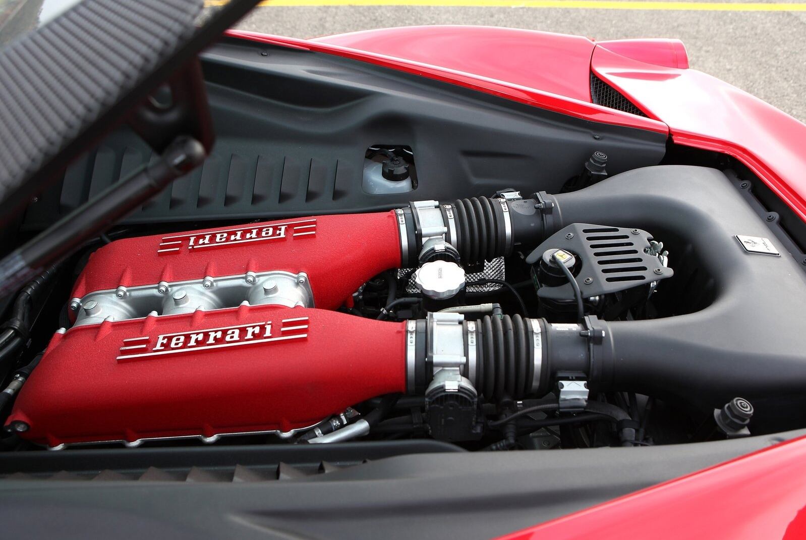 O motor 4.5 litros V8 a gasolina é aspirado e gera 578 cavalos de potência e 55,1 kgfm de torque
