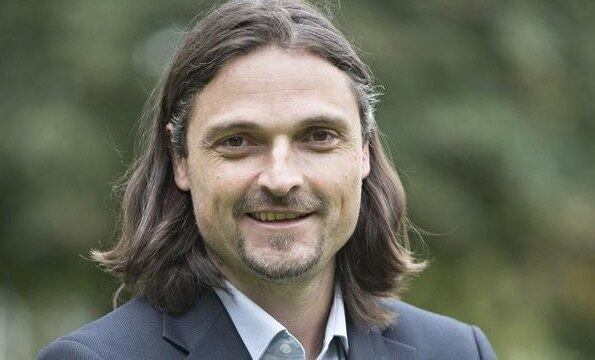 Por mim, o goleiro alemão Lutz Pfannenstiel. Defendeu a meta de 25 clubes diferentes